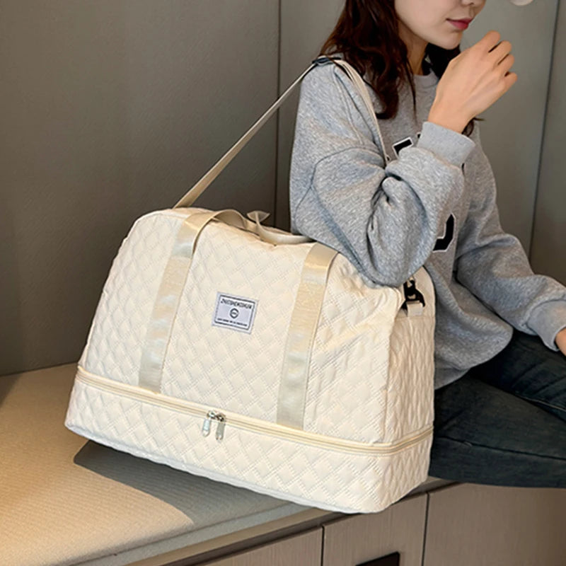 Diamond pattern Unisex travel bag.